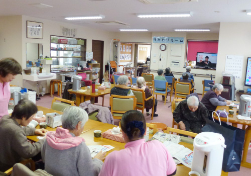 手作業 …… 指先動かし脳活性・目指せ社会交流